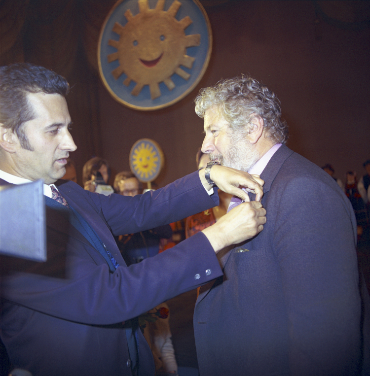 Kanclerz Międzynarodowej Kapituły Orderu Uśmiechu Cezary Leżeński (z lewej) dekoruje brytyjskiego aktora Petera Ustinova (z prawej). Fot. PAP/Leszek Łożyński