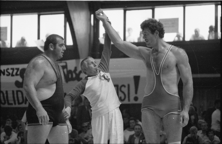 Sędzia ogłasza zwycięstwo Adama Sandurskiego w meczu Polski nad ZSRR Polska w kategorii ponad 100 kg, Łódź, 2 sierpnia 1981 r. Fot. PAP/CAF/Zbigniew Nowak