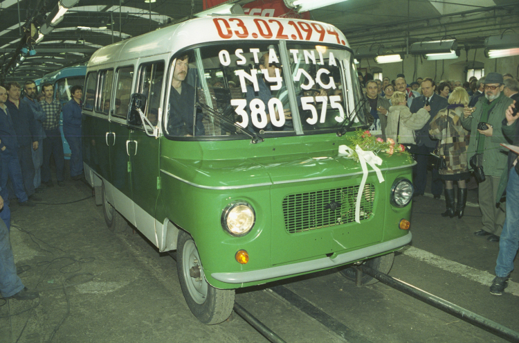 Ostatnia Nysa zjeżdża z taśmy montażowej. Fot. PAP/Kzysztof Świderski