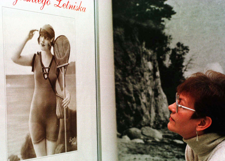 Gdynia, luty 1997 r. Z okazji 71. rocznicy Gdyni,w Muzeum Miasta Gdyni zorganizowano wystawę "Obrazki z gdynskiego letniska", która prazentuje miasto jako modne przed wojną letnisko i uzdrowisko. Fot. PAP/CAF Stefan Kraszewski