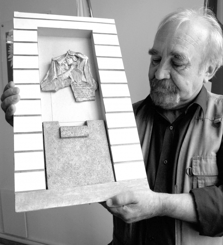 Wojciech Gryniewicz w 2004 r. z projektem rzeźby „Kochankowie z ulicy Kamiennej” - bohaterami piosenki Agnieszki Osieckiej. Fot. PAP/Andrzej Zbraniecki 
