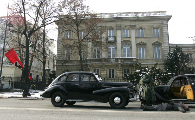 Plenerowa inscenizacja zamachu na Franza Kutscherę w Alejach Ujazdowskich, Warszawa, 22 lutego 2009 r. Fot. PAP/Bartłomiej Zborowski