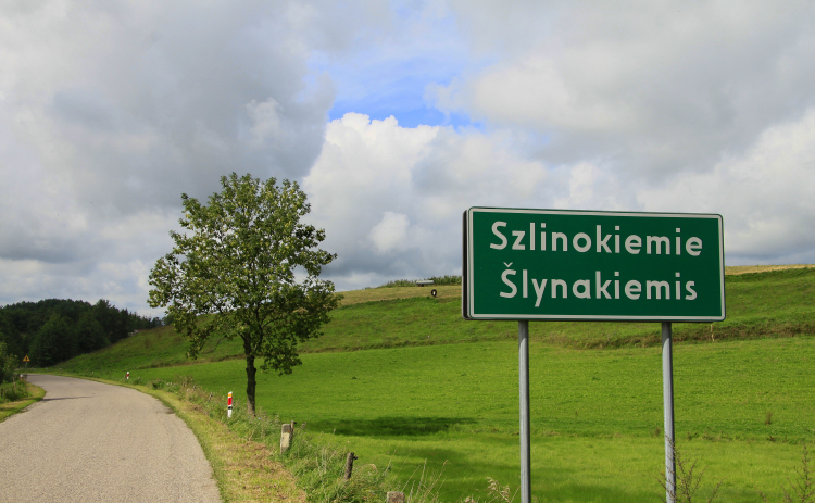 Rejon Puńska na Suwalszczyżnie jest zamieszkały w przeważającej części przez mniejszość litewską. Stąd m.in. nazwy po polsku i litewsku. Fot. PAP/Jerzy Undro 