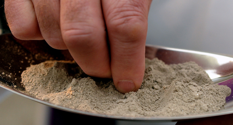 Posypywanie popiołem głów wiernych podczas porannej mszy świętej w bazylice archikatedralnej w Przemyślu w Środę Popielcową. Fot. PAP/Darek Delmanowicz