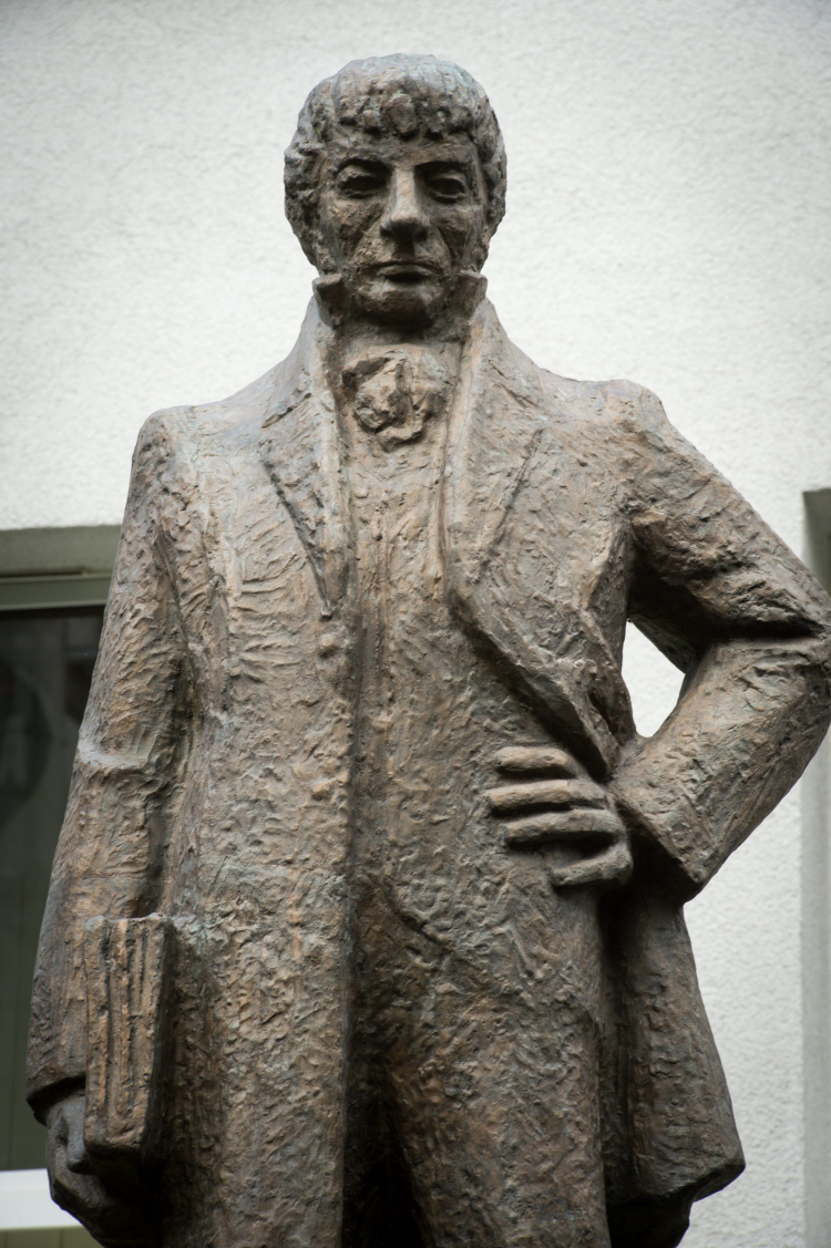 Samuel Bogumił Linde - pomnik twórcy pierwszego nowoczesnego słownika języka polskiego został odsłonięty w 1976 roku przed gmachem Książnicy Kopernikańskiej. Autor projektu - prof. Witold Marciniak. Fot. PAP/Tytus Żmijewski