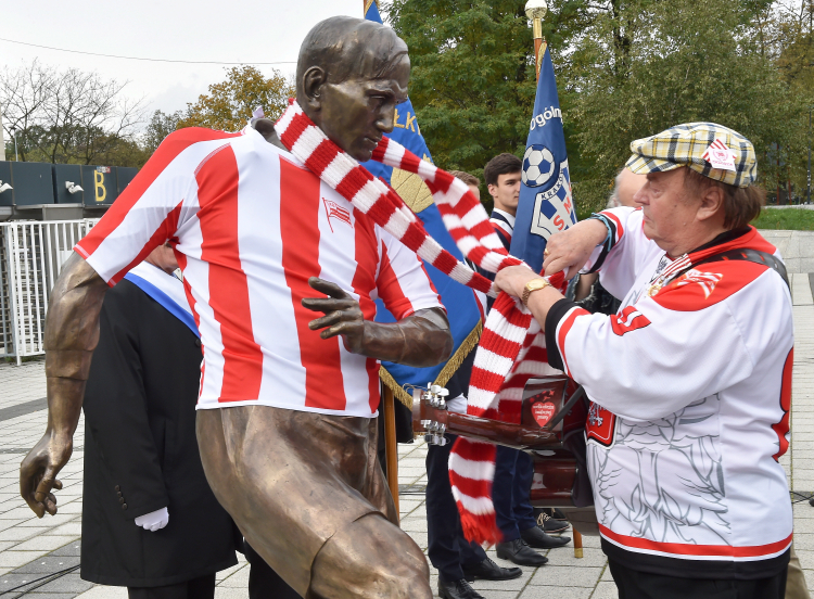 Pomnik Józefa Kałuży w koszulce Cracovii. Fot. PAP/Jacek Bednarczyk