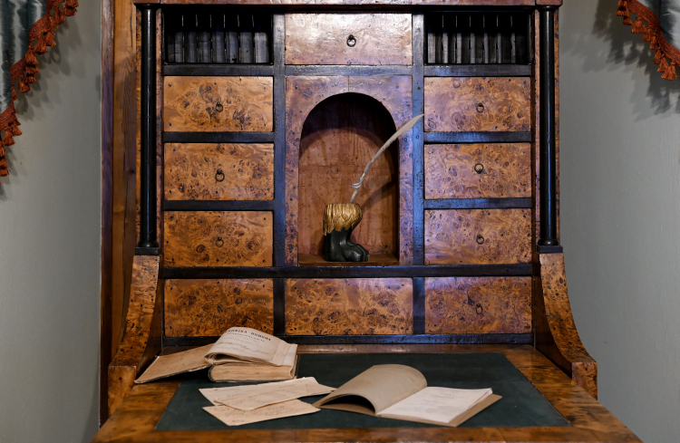 Odrestaurowane XIX-wieczne meble w pałacu Dzieduszyckich w Zarzeczu. Pałac Dzieduszyckich jest Oddziałem Muzeum Kamienica Orsettich w Jarosławiu. Fot. PAP/Darek Delmanowicz