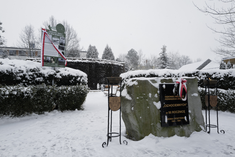 Obelisk w Dębowcu upamiętniający miejsce pierwszego zrzutu cichociemnych. Fot. PAP/Andrzej Grygiel   