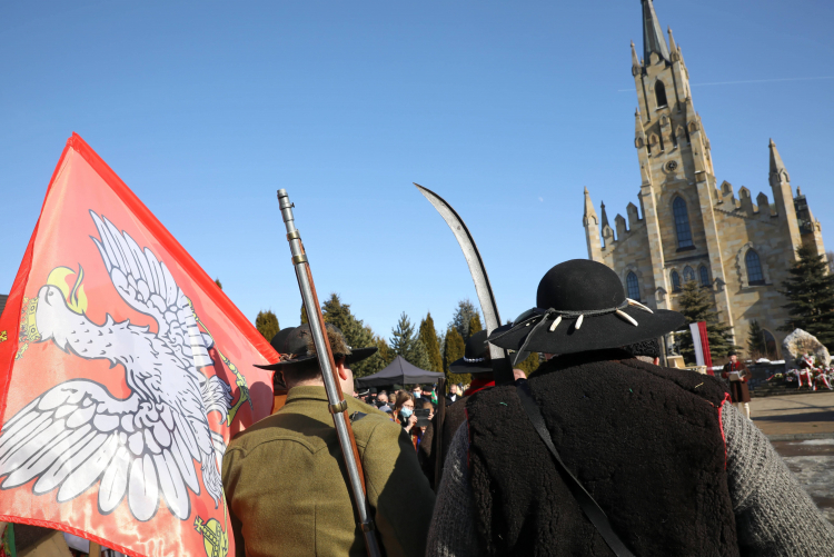 Uczestnicy uroczystej mszy świętej przed kościołem pw. św. Jacka w Chochołowie (pow. nowotarski) podczas obchodów 175. rocznicy powstania chochołowskiego, Chochołów, 21 lutego 2021 r. Fot. PAP/Grzegorz Momot