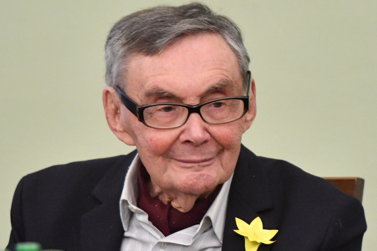 Były więzień obozu koncentracyjnego w Auschwitz, działacz społeczny, dziennikarz i historyk prof. Marian Turski podczas spotkania w Sejmie zorganizowanego przez polityków Lewicy przed 80. rocznicą wybuchu powstania w getcie warszawskim, 18 kwietnia 2023 r. Fot. PAP/Radek Pietruszka