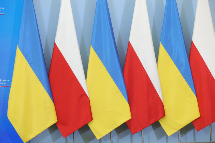 Flagi Ukrainy i Polski. Fot. PAP/Rafał Guz