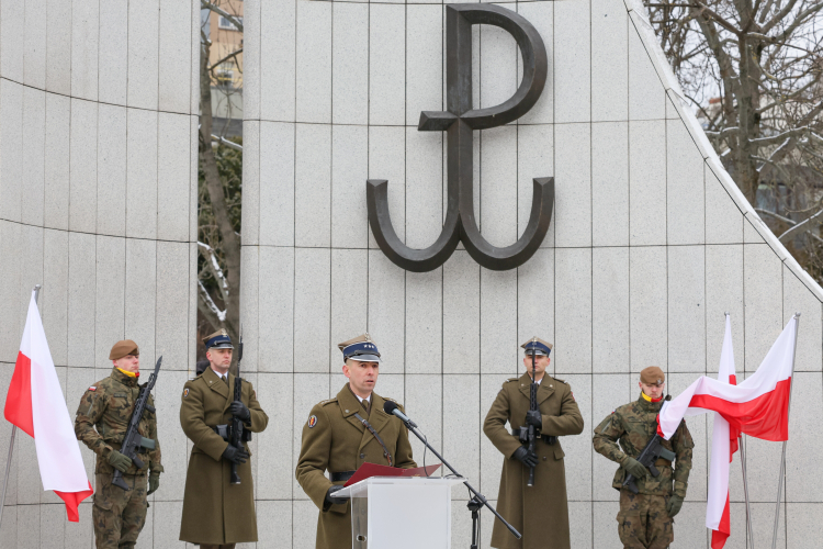 Obchody Narodowego Dnia Pamięci Żołnierzy Armii Krajowej w Warszawie w 2025 r. Na zdjęciu: uroczystość przed pomnikiem Polskiego Państwa Podziemnego i Armii Krajowej. Fot. PAP/Paweł Supernak
