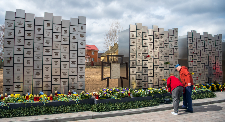Uroczystości żałobne w Buczy k. Kijowa w trzecią rocznicę wyzwolenia miejscowości spod rosyjskiej okupacji. PAP/Vladyslav Musiienko