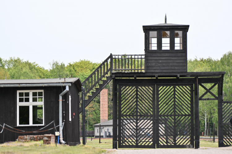 Brama dawnego obozu koncentracyjnego Stutthof. Fot. PAP/Andrzej Jackowski