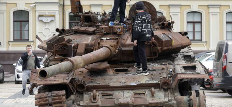 Zniszczony czołg na wystawie skonfiskowanego rosyjskiego sprzętu wojskowego w Kijowie.  Fot. PAP/EPA/SERGEY DOLZHENKO 