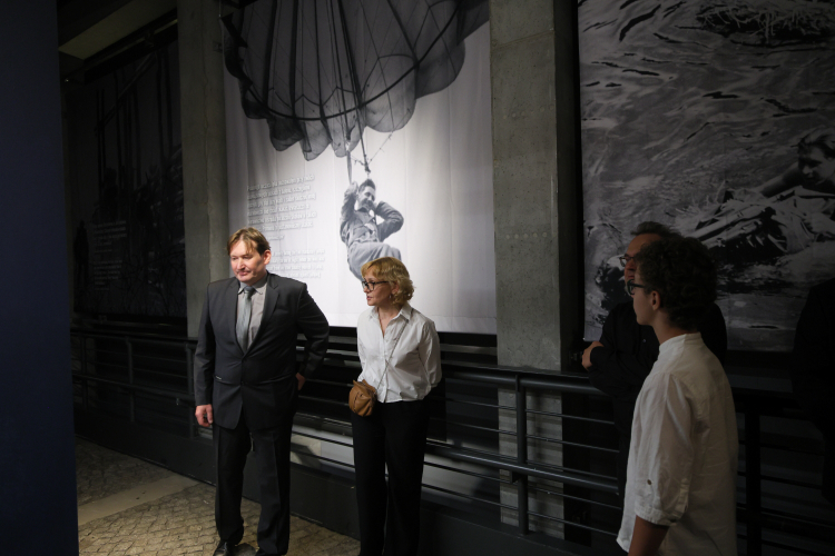 Wojciech Markert, kurator wystawy „Najlepsi. Cichociemni. Grom” w Muzeum Powstania Warszawskiego. Fot.PAP/Rafał Guz