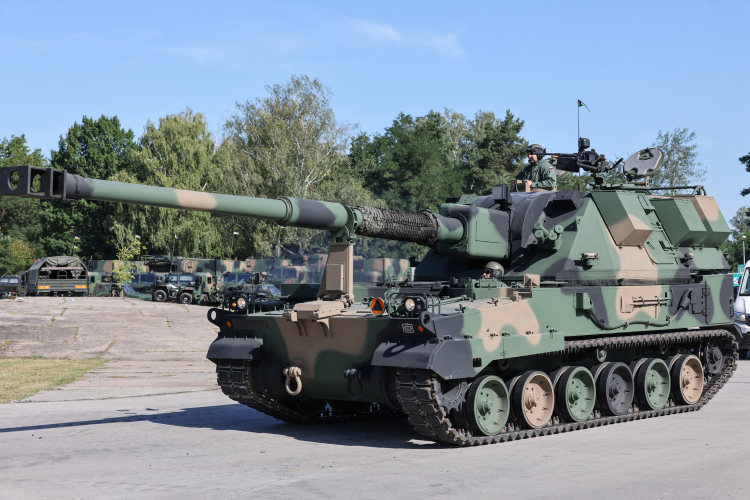 Polskie armatohaubice Krab, które zdobyły uznanie ukraińskich artylerzystów. PAP/Albert Zawada