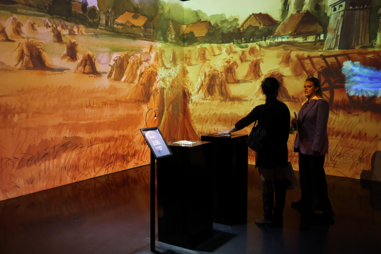 Warszawa, wrzesień 2025. Wystawa immersyjna "Romantyczny Chopin" w Art Box Experience w warszawskiej Fabryce Norblina. Fot. PAP/Albert Zawada