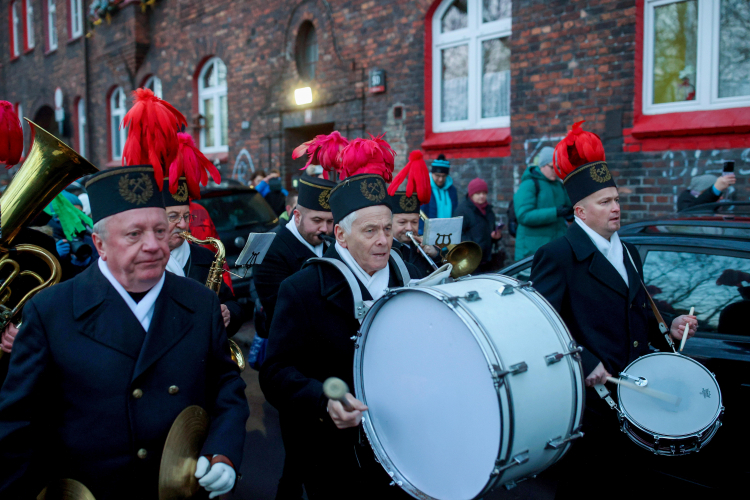 Barbórkowa pobudka Orkiestry Dętej KWK „Wieczorek” na ulicach osiedla Nikiszowiec w Katowicach. Fot. PAP/Jarek Praszkiewicz 