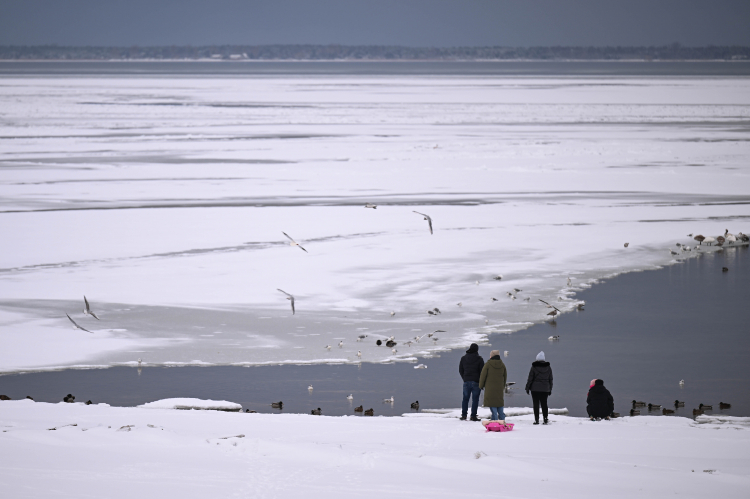 Zamarznięta Zatoka Pucka w Pucku, 12 stycznia 2026 r. Dzięki temu, że jest osłonięta przez Mierzeję Helską oraz o niewielkiej głębokości w znacznej części akwenu, przy długotrwałych mrozach zatoka zamarza szybciej i stabilniej niż otwarty Bałtyk. Fot. PAP/Adam Warżawa