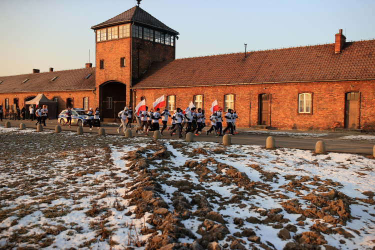 Brama dawnego obozu koncentracyjnego Auschwitz-Birkenau. Fot. PAP/Jarek Praszkiewicz