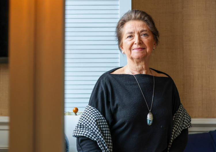 Wnuczka inżyniera Tadeusza Wendy, głównego projektanta i kierownika budowy portu Gdynia - Hanna Wenda-Uszyńska podczas sesji zdjęciowej dla Polskiej Agencji Prasowej. Fot. PAP/Albert Zawada