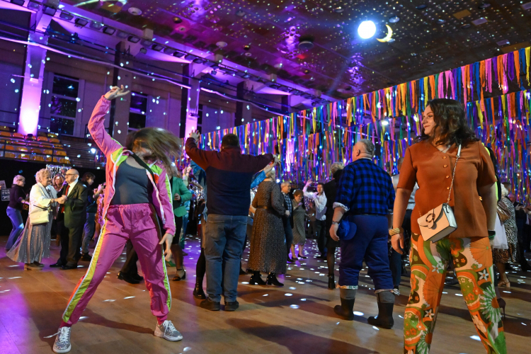 „Potańcówka w klimacie PRL” w hali Miejskiego Ośrodka Sportu i Rekreacji w Radomiu, Radom, 31 stycznia 2026 r. Wydarzenie zainaugurowało obchody 50. rocznicy Radomskiego Protestu Robotniczego Czerwiec ’76. Fot. PAP/Piotr Polak