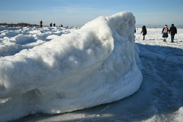 Torosy na plaży w Mikoszewie w pow. nowodworskim. Te lodowe góry powstają, gdy pokrywająca morze kra zaczyna pękać, a podmuchy silnego wiatru nanoszą ją na ląd. Fot. PAP/Adam Warżawa 