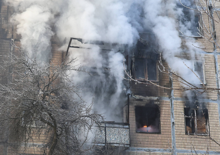 Miejsce ataku rosyjskiego drona na budynek mieszkalny w Charkowie. Fot. PAP/EPA/SERGEY KOZLOV