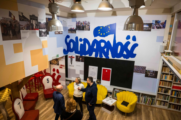 Bruksela, Belgia, 04 lutego 2026r. Wystawa "Solidarność" w Centrum Wszechświata w Brukseli. Przygotowana przez organizację Help Centre Belgium we współpracy z ECS ekspozycja poświęcona jest historii "Solidarności", jej dziedzictwu i znaczeniu dla przemian demokratycznych w Europie. Fot. PAP/Wiktor Dąbkowski