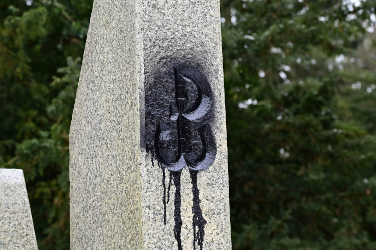 Pomnik Armii Krajowej w Szczecinie pomazany czarną farbą. Fot. PAP/Marcin Bielecki