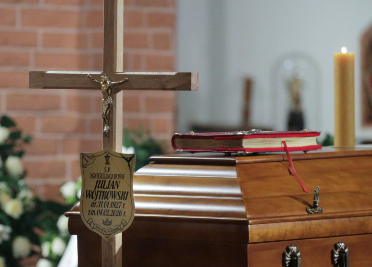 Pogrzeb biskupa seniora archidiecezji warmińskiej Juliana Wojtkowskiego, 7 bm. w Bazylice Współkatedralnej św. Jakuba Apostoła w Olsztynie. Biskup Julian Wojtkowski zmarł  wieku 99 lat. Fot. PAP/Tomasz Waszczuk