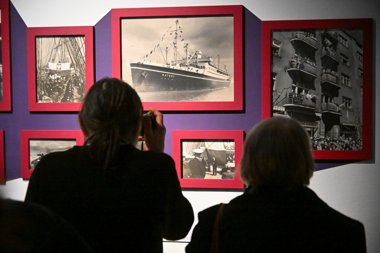 Otwarcie wystawy "Światło Gdyni - fotografie Bolesławy i Edmunda Zdanowskich 1945-1970", 7 lutego 2025 r. w Muzeum Miasta Gdyni. Wystawa to podróż przez powojenną Gdynię, zachowaną w unikatowych kadrach autorstwa małżeństwa Bolesławy i Edmunda Zdanowskich. Ekspozycja została zaprezentowana na stulecie Gdyni. Fot. PAP/Andrzej Jackowski