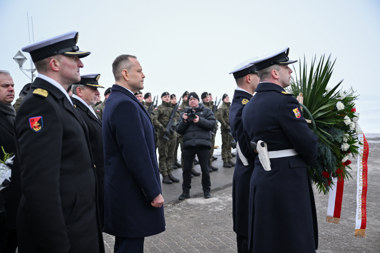 Prezydent Karol Nawrocki podczas uroczystości przed pomnikiem gen. Józefa Hallera w Pucku. Fot. PAP/Adam Warżawa