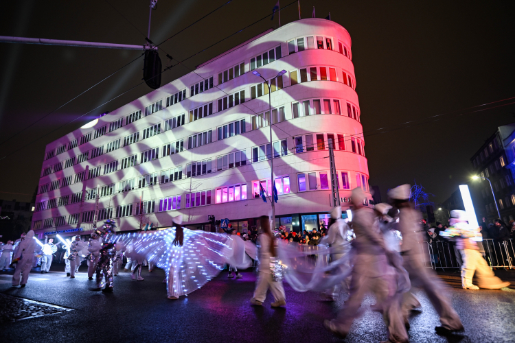 Widowisko artystyczno-teatralne "GDYNIA STO*RY". Wydarzenie było częścią obchodów stulecia nadania Gdyni praw miejskich. Fot. PAP/Andrzej Jackowski