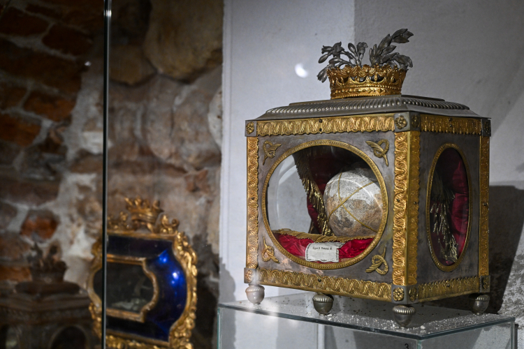 Relikwiarz z czaszką rzymskiego męczennika i patrona zakochanych św. Walentego w podziemiach bazyliki archikatedralnej w Przemyślu. Fot. PAP/Darek Delmanowicz 