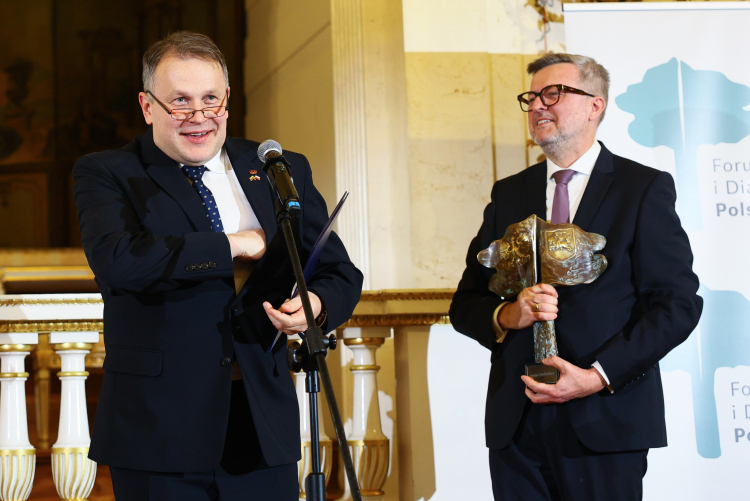 Vydas Dolinskas (z lewej) odbiera z rąk Roberta Kostro nagrodę za zasługi dla dialogu polsko-litewskiego. Fot. PAP/Szymon Pulcyn