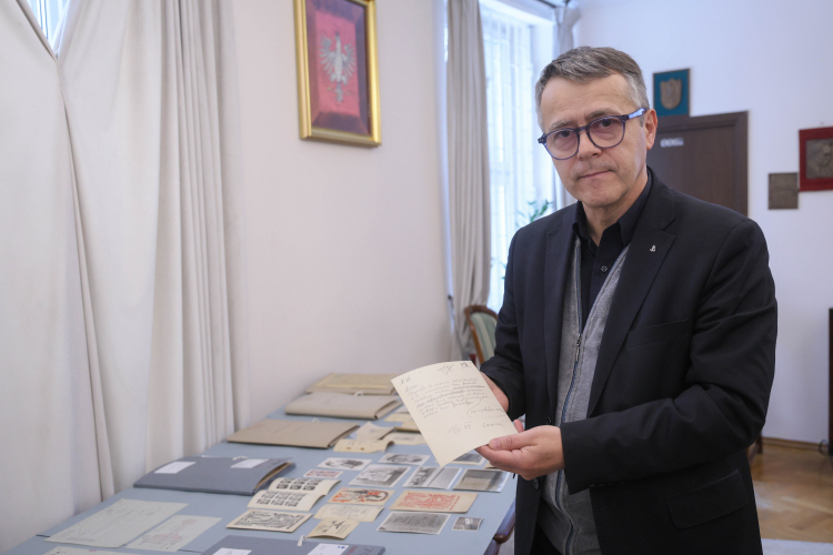 Dyrektor Arhiwum Akt Nowych Mariusz Olczak podczas pokazu archiwaliów Armii Krajowej w siedzibie AAN w Warszawie. Fot. PAP/Rafał Guz 