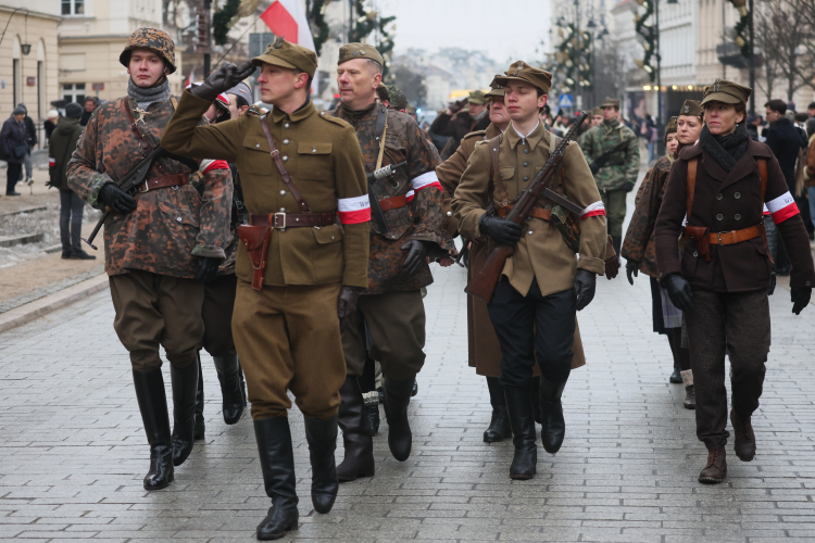 W Narodowym Dniu Pamięci Żołnierzy Armii Krajowej ulicami Warszawy przeszła Defilada Szacunku pod hasłem „Zakochani w Polsce". Fot. PAP/Leszek Szymański
