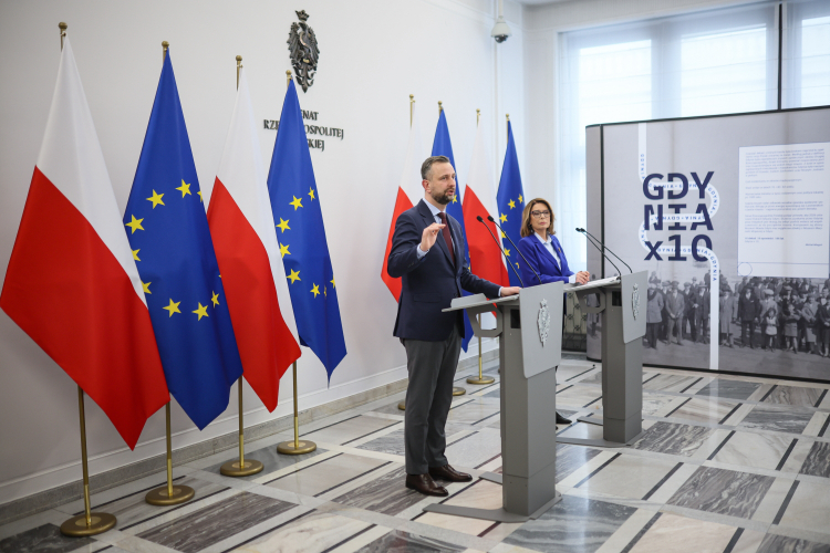 Marszałek Senatu Małgorzata Kidawa-Błońska (P) oraz wicepremier, minister obrony narodowej Władysław Kosiniak-Kamysz (L).  Fot. PAP/Leszek Szymański