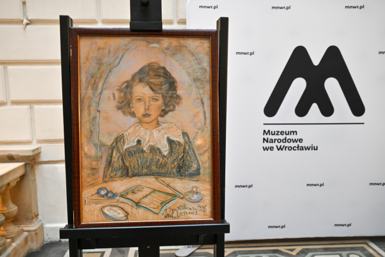 Prezentacja przekazanego do zbiorów MNWr portretu autorstwa Stanisława Ignacego Witkiewicza w holu Muzeum Narodowego we Wrocławiu, Dzieło podarowała sportretowana 90 lat temu Bożena Steinborn. Fot. PAP/Maciej Kulczyński