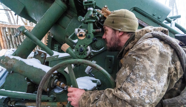 Artyleria ukraińska podczas walk na froncie w obwodzie charkowskim. Fot. PAP/Mykola Kalyeniak