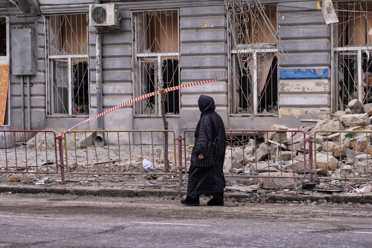 Zniszczenia po rosyjskim ataku dronowym na Odessę na Ukrainie. W wyniku uderzenia dronów Shahed uszkodzony został budynek szkoły średniej a także prywatne domy i samochody. Fot. PAP/Alena Solomonova