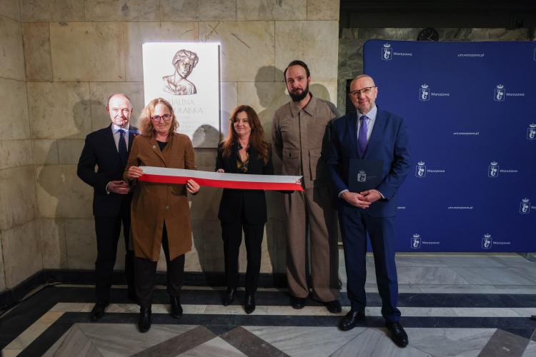 Zastępczyni prezydenta m.st. Warszawy Aldona Machnowska-Góra (C), przewodnicząca Rady m.st. Warszawy Ewa Malinowska-Grupińska (2L), dyrektor Teatru Dramatycznego Wojciech Faruga (2P), burmistrz dzielnicy Ursus Bogdan Olesiński (P) oraz burmistrz dzielnicy Śródmieście Aleksander Ferens (L) podczas odsłonięcia tablicy upamiętniającej aktorkę i działaczkę opozycji Halinę Mikołajską. Fot. PAP/Albert Zawada