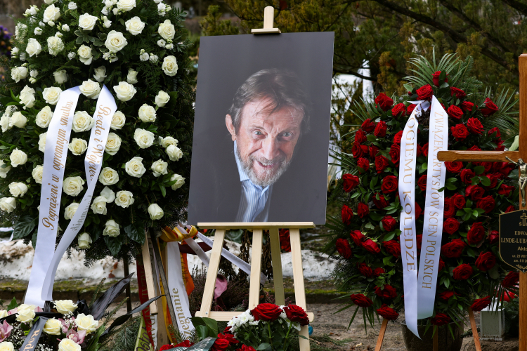 Pogrzeb aktora i pedagoga Edwarda Linde-Lubaszenki na Cmentarzu Wojskowym na Powązkach w Warszawie. Linde-Lubaszenko był aktorem teatralnym, telewizyjnym i filmowym, a także reżyserem teatralnym i pedagogiem. Edward Linde-Lubaszenko zmarł 8 lutego br. w wieku 86 lat. Fot. PAP/Albert Zawada