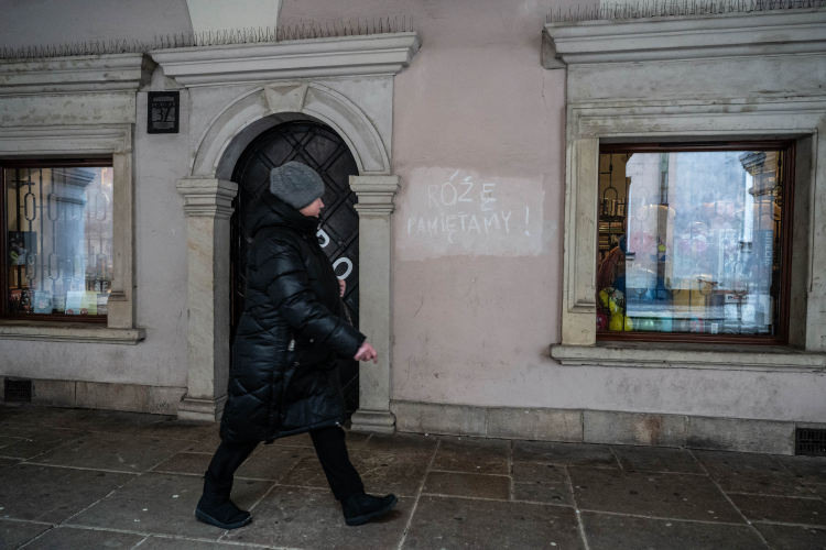 Różę pamiętamy - napis w miejscu, gdzie wisiała tablica upamiętniająca Różę Luksemburg w Zamościu. Fot. PAP/Wojtek Jargiło