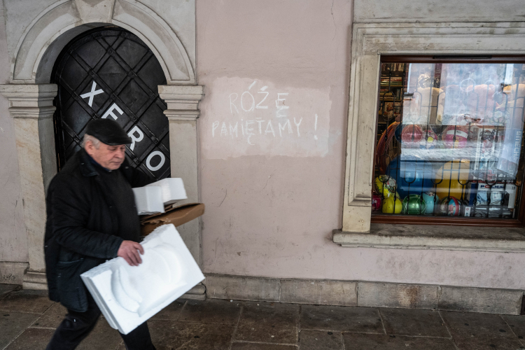 Różę pamiętamy - napis w miejscu, gdzie wisiała tablica upamiętniająca Różę Luksemburg w Zamościu. Fot. PAP/Wojtek Jargiło
