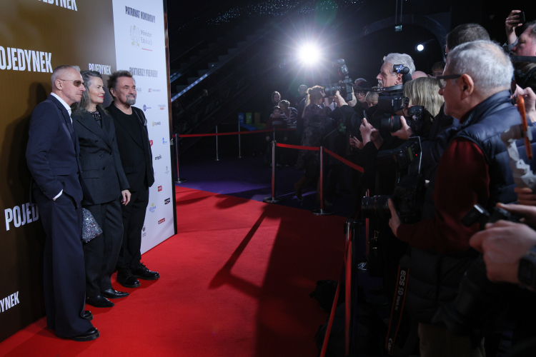 Bogusław Linda (L) z żoną Lidią Popiel (C) podczas uroczystej premiery filmu "Pojedynek", 25 bm. w Multikinie Złote Tarasy w Warszawie. (ad) PAP/Rafał Guz
