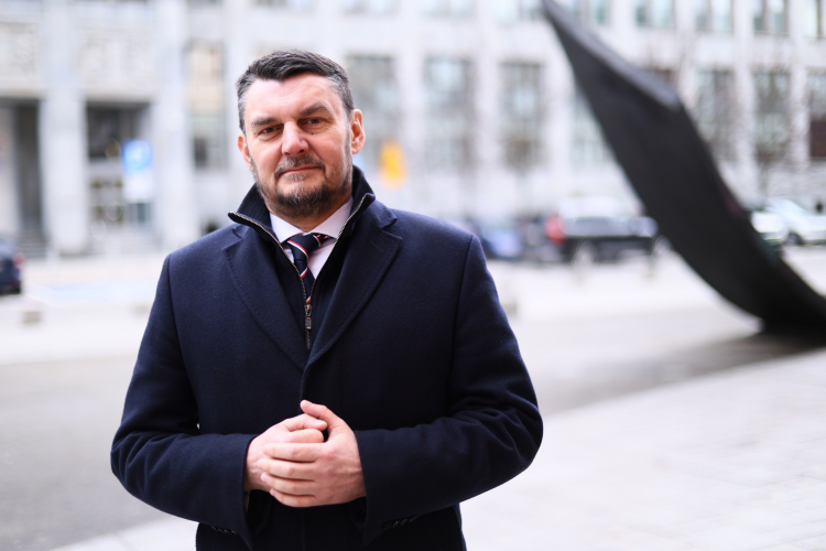 Szef Urzędu ds. Kombatantów i Osób Represjonowanych Lech Parell przed siedzibą Polskiej Agencji Prasowej w Warszawie, Fot. PAP/Szymon Pulcyn