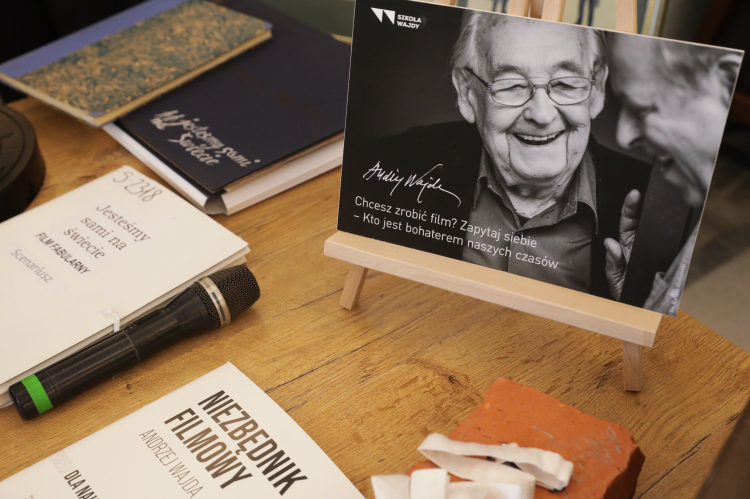 Materiały związane z Andrzejem Wajdą prezentowane podczas spotkania dotyczącego obchodów Roku Wajdy. Fot. PAP/Tomasz Gzell